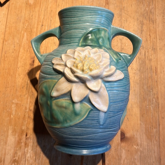 Roseville Pottery Water Lily vase, shape number 77 - Picture 2 of 4